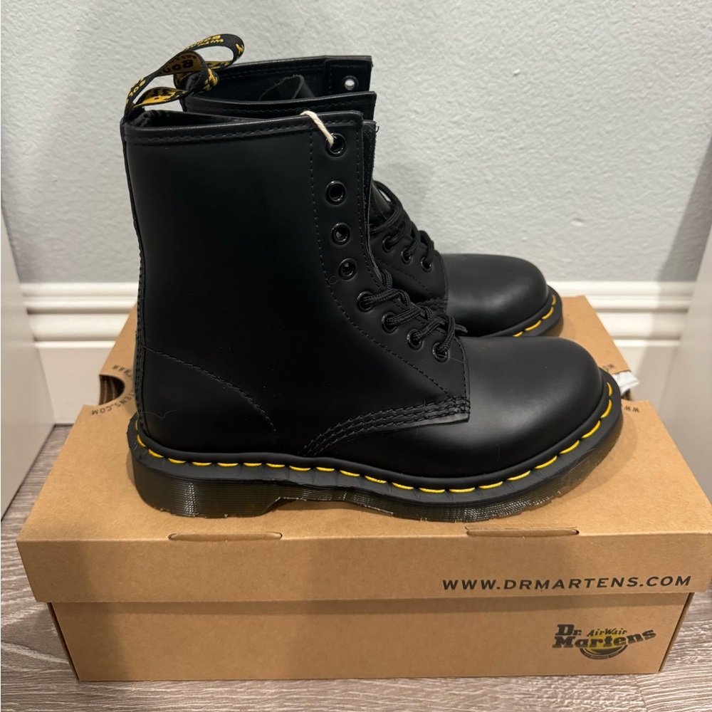 BNIB Doc/Dr Martens 1460 Smooth Leather Lace Up Boot Size 6